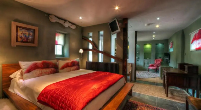 Deluxe suite Strattons Hotel