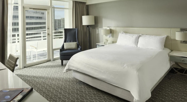 Двухместный номер Deluxe с балконом и с видом на залив Fontainebleau Miami Beach