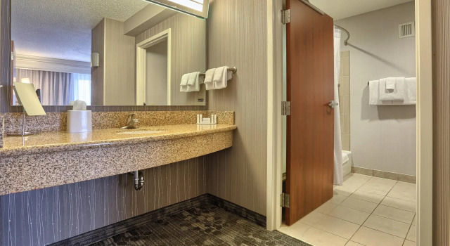 Двухместный люкс c 1 комнатой с балконом и с видом на внутренний двор Courtyard by Marriott Harrisburg West/Mechanicsburg