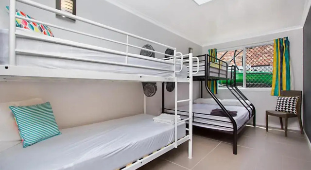 Кровать в общем номере Gladstone Backpackers
