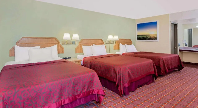 Days Inn by Wyndham Williamsburg, Rezerwuj Hotel Hotele w Iowa z parkingiem, Parking