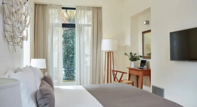 Полулюкс с балконом Avra City Boutique Hotel