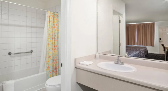 Четырёхместный номер Standard Rodeway Inn Garland Harbor Point