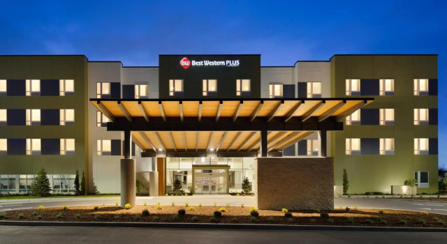 Кровать в общем номере Best Western Plus Peppertree Nampa Civic Center Inn