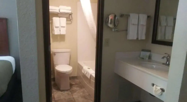 Номер Standard AmericInn by Wyndham Spencer