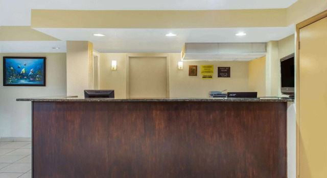 Super 8 By Wyndham Clearwater/Us Hwy 19 N