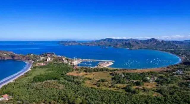 Beachfront Luxury condo with 2 swimming pool