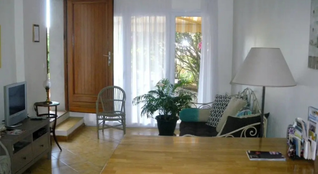 Apartment With one Bedroom in Brignoles, With Furnished Terrace and Wi, Rezervasyon Daire Brignoles otoparklı oteller, Otopark