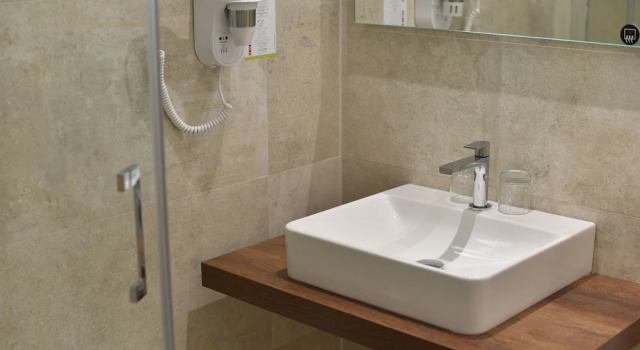 Четырёхместный номер Standard с балконом Calvi Hôtel