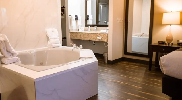 Люкс Deluxe с видом на воду Ten Pin Inn & Suites