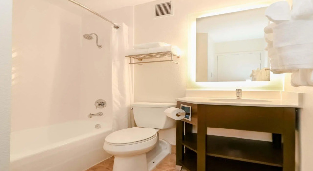 Четырёхместный номер Standard с балконом и с видом на город Holiday Inn Resort Oceanfront at Surfside Beach by IHG