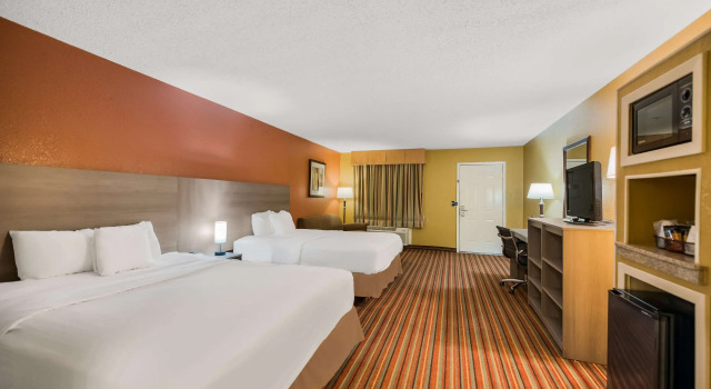 Четырёхместный номер Standard SureStay Hotel by Best Western Mt Pleasant
