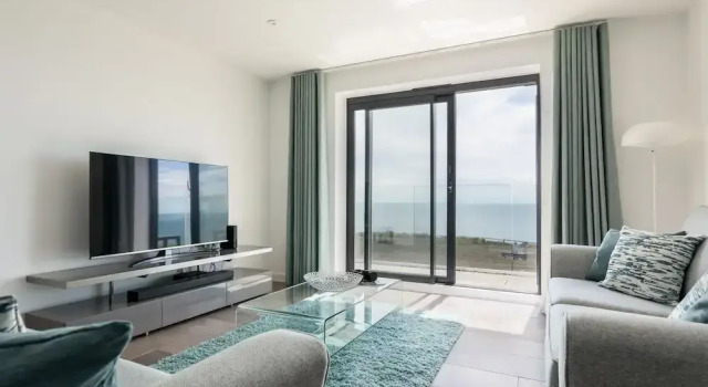 Beachcliff - On the Seafront with Two Balconies, Забронировать Отель Отели Англии с бассейном, Бассейн