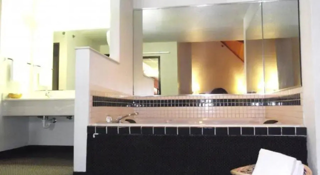 Люкс Capital O Amerihost Inn and Suites Fulton Hwy 54 MO