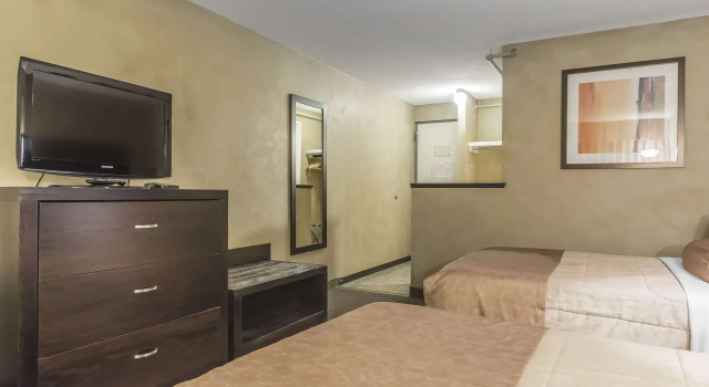 Четырёхместный номер Standard Quality Hotel & Conference Centre
