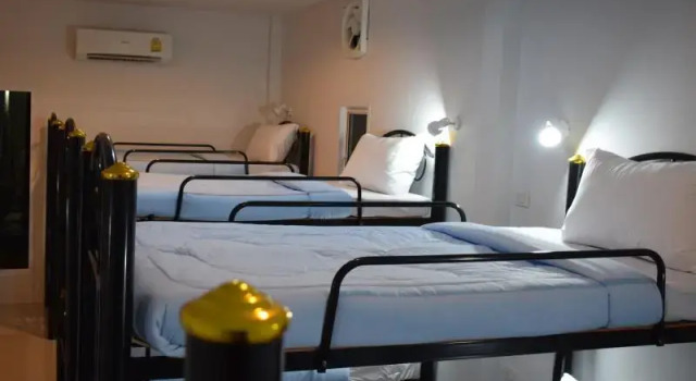 Кровать в общем номере Baan Longhaad