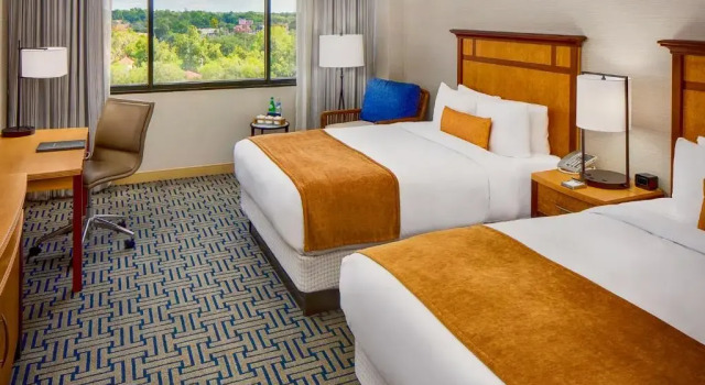 Четырёхместный номер Standard с видом на бассейн Hilton Ocala
