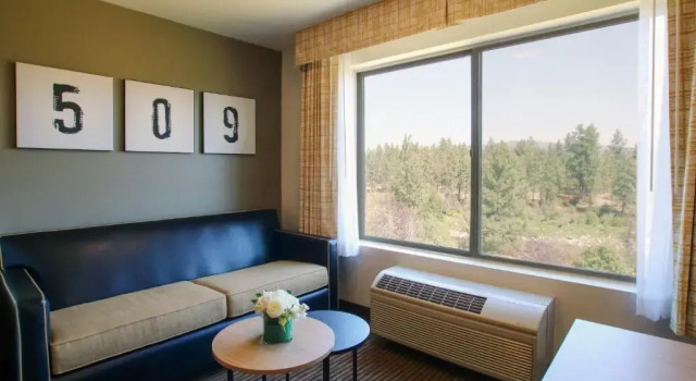 Четырёхместный люкс с видом на реку Oxford Suites Spokane Valley