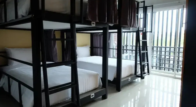 Кровать в общем номере Airport Hostel Phuket