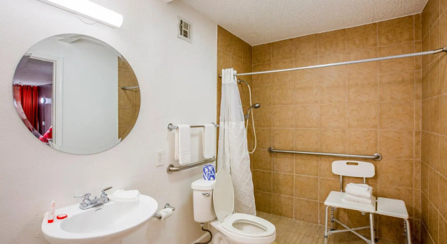 Двухместный номер Accessible Calloway Inn & Suites