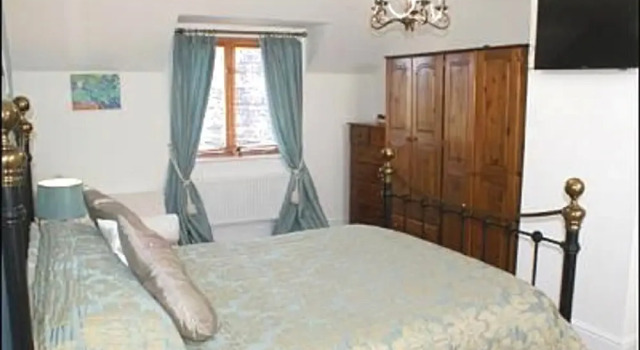 Cysgod y llan, Book Hotel Cross Inn Glamorgan