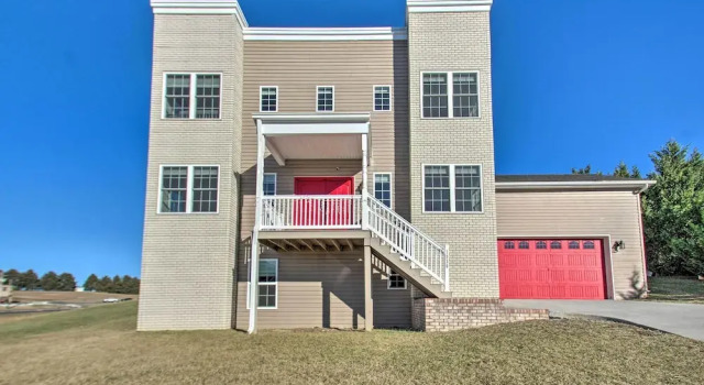 Коттедж с 4 комнатами с балконом Harrisonburg Retreat w/ Hot Tub ~ 2 Mi to JMU