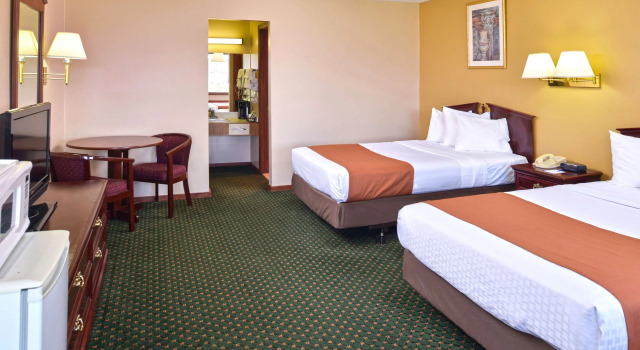Четырёхместный номер Standard Americas Best Value Inn Plattsburgh