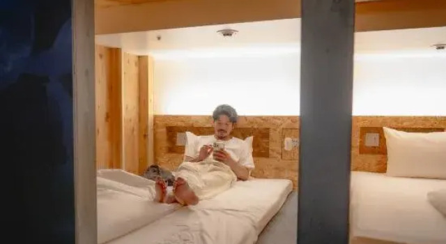 Кровать в общем номере Hayama Umino Hotel