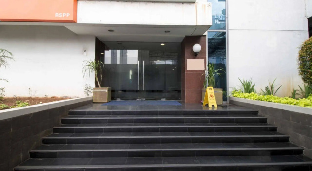 RedDoorz Plus near RS Pertamina, Prenota Hotel Kebayoran Baru 