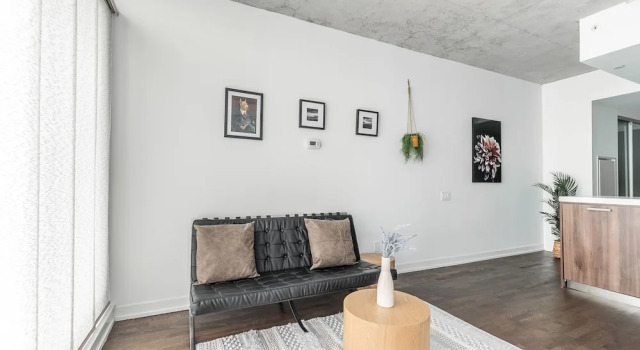 Stylish and Bright 1BR Condo King West, Varaa Hotelli Toronto 