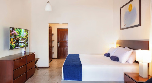 Двухместный люкс рядом с пляжем The Coast Beachfront Hotel