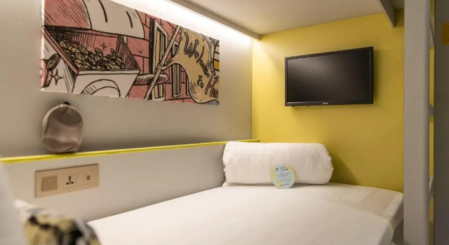Четырёхместный номер Standard No Window Cosmos Hotel Huashan Town