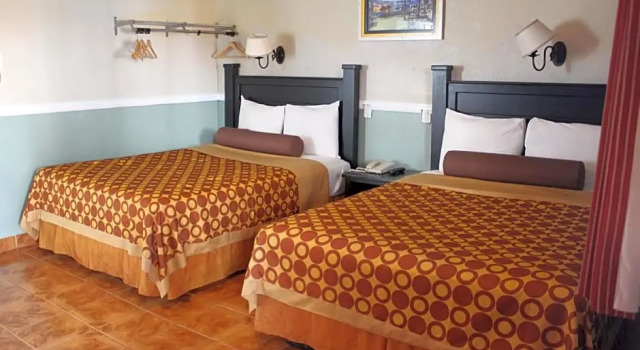 Четырёхместный люкс Paradise Inn and Suites