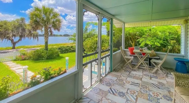 Коттедж Charming 1935 Florida Cottage overlooking Lake Tulane