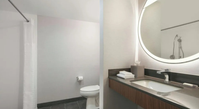 Четырёхместный номер Standard с балконом Courtyard by Marriott Cleveland Beachwood