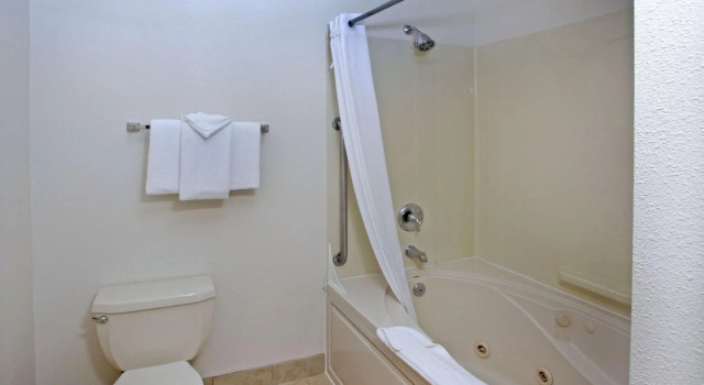 Двухместный номер Standard Clarion Inn Surfrider Resort