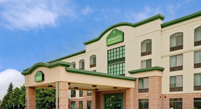 Кровать в общем номере Wingate by Wyndham Fargo