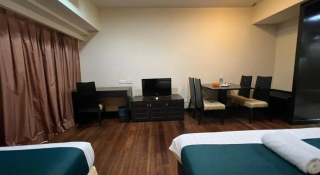 Семейный люкс с красивым видом из окна Raintree Resort Suites