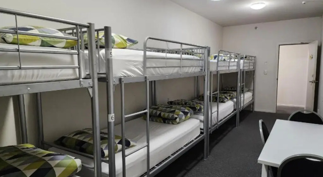 Кровать в общем номере Newton Lodge Auckland