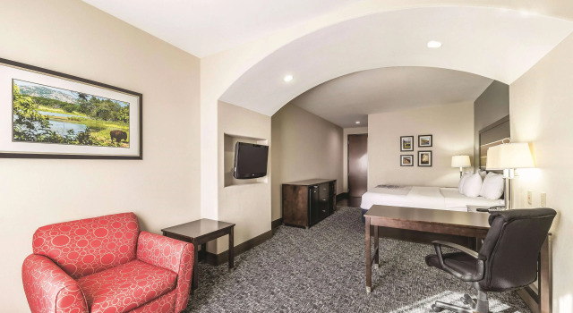 La Quinta Inn & Suites by Wyndham Tulsa - Catoosa Route 66, Boek Hotel Hotels in Catoosa met zwembad, Zwembad