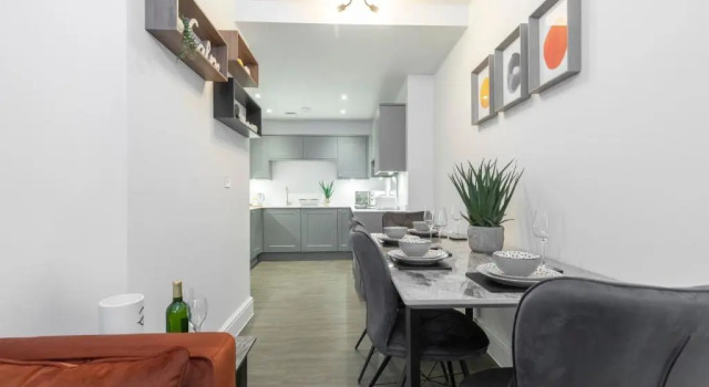 Elliot Oliver - Luxury 2 Bedroom Regency Apartment With Parking & EV Charger