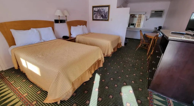 Четырёхместный номер Standard Emerald Inn & Lounge