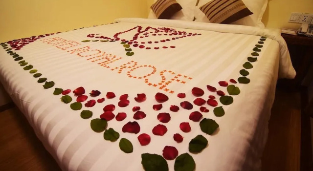O podwyższonym standardzie dwuosobowy pokój i balkonem Hotel Royal Rose