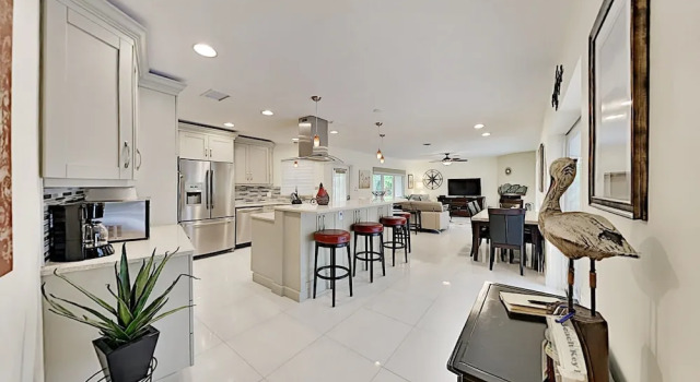 Steps To Beach! Heated Pool, Spa & Chefs Kitchen 3 Bedroom Home
