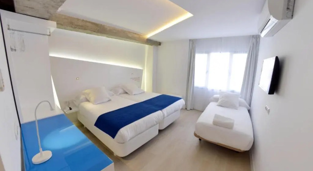 Трёхместный номер Atarazanas Málaga Boutique Hotel