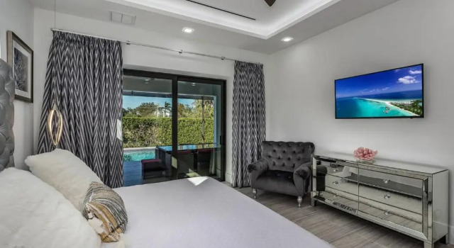 Beach 5 Min. Walk-Luxurious Modern Pool Home, Забронировать Отель Отели Марко-Айленд с бассейном, рядом с Пляж Мэрриотт, Бассейн