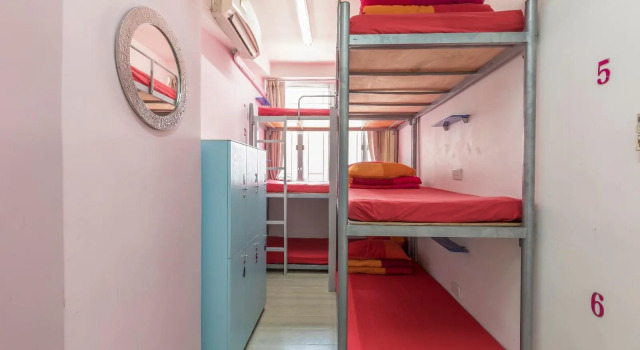 Кровать в общем номере Check Inn HK