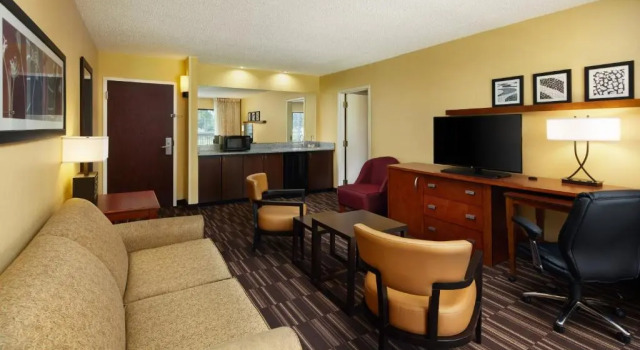 Люкс с балконом Holiday Inn Express Tifton by IHG
