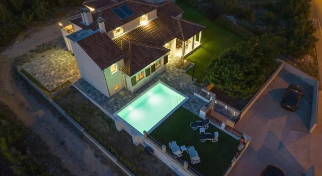 Вилла Whitestone Villa