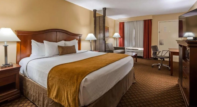 Люкс с видом на бассейн Best Western Coach House
